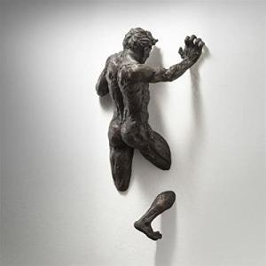 Escultura antigua Hombre fragmentado en la pared Arte Estat…