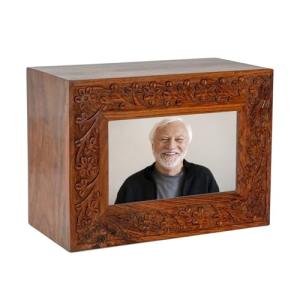 Hind Handicrafts Urnas de cremación de madera grabadas con…