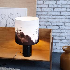Dyberg Larsen Lámpara de mesa Molly con base de mármol