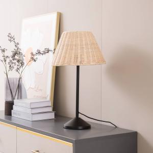 Lindby Zyralia lámpara de mesa con pantalla de ratán