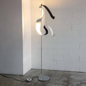 Knikerboker Lámpara de pie LED Curve con pan de plata