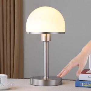 Lindby Elegante lámpara de mesa Jolie pantalla de vidrio