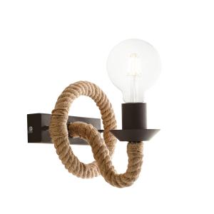 Aplique de pared en metal con cables de cuerda de cáñamo.