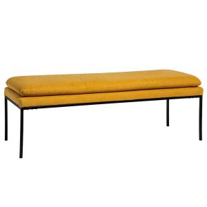 Banqueta tapizada mostaza con patas de metal negro.
