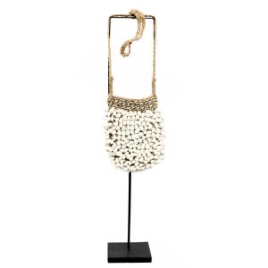 Bolso decorativo sobre soporte blanco