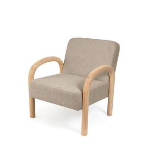 Butaca baja moderna con estructura de madera y tejido taupe