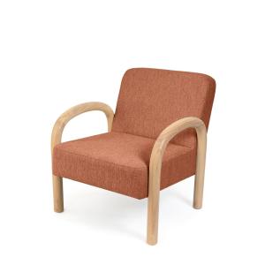 Butaca baja moderna con estructura de madera y tejido terra…