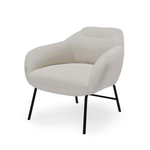 Butaca baja respaldo beige y estructura de metal negro.