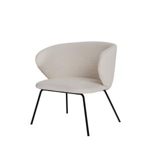 Butaca curva neutra beige con patas negras.