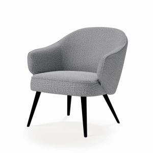 Butaca de diseño curvilineo tapizada en gris con patas negr…