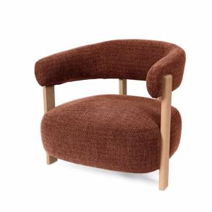 Butaca tapizada en terracota con patas de madera maciza