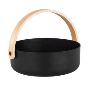 Cesta de metal negro y madera de abedul