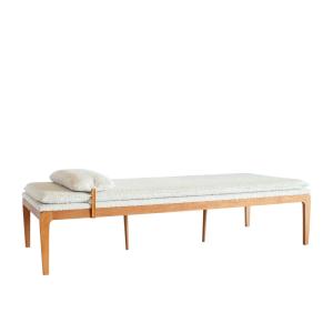 Chaise longue de roble y tejido crema