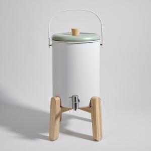 Cubo de compost de metal y madera de roble