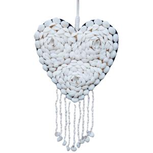 Decoración de pared con conchas corazón""
