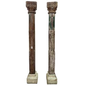 Dos columnas de madera con base de piedra 30x30x229h cm