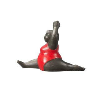 Escultura a color de mujer roja