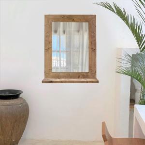 Espejo de pared de madera maciza con balda en tono roble 48…