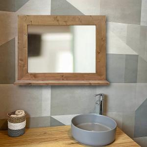 Espejo de pared de madera maciza con balda en tono roble 58…