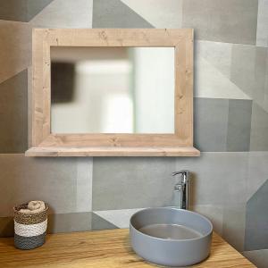 Espejo de pared de madera maciza con balda en tonos claros…