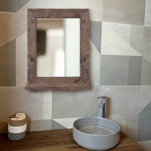 Espejo de pared de madera maciza con balda en tonos oscuros…