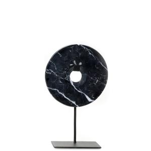 Estatua de mármol negro sobre una base de metal medio