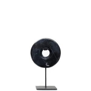 Estatua de mármol negro sobre una base de metal pequeña