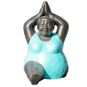 Estatua moderna mujer posición yoga turquesa