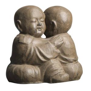 Estatua monjes shaolín abrazados con pátina marrón envejeci…