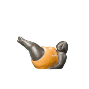 Estatua mujer contemporánea naranja