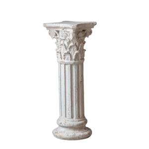 Estela de estilo romano en cemento blanco