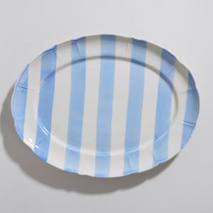 Fuente de presentación de cerámica blanca y azul