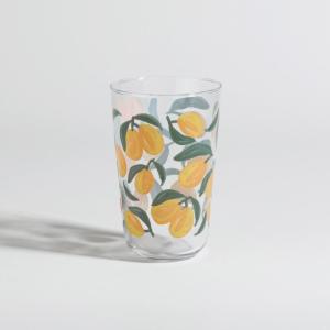 Jarra de vidrio transparente con limones