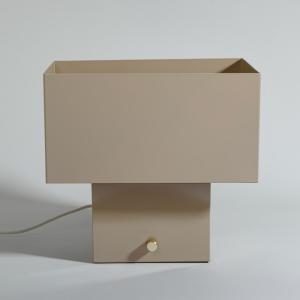 Lámpara cúbica de acero marrón