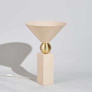 Lámpara de acero beige y pantalla cónica dorada