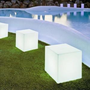 Lámpara de exterior en forma de cubo en polietileno blanco…