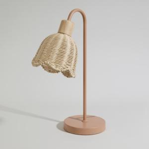 Lámpara de mesa de metal terracota y pantalla de ratán