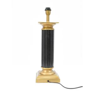Lámpara de sobremesa de metal negro con acabado dorado