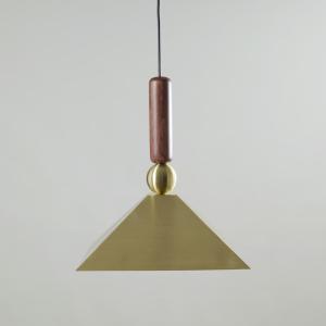 Lámpara de techo cónica de acero dorado y varilla de madera…