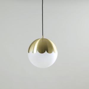 Lámpara de techo de acero dorado y globo de vidrio opaco