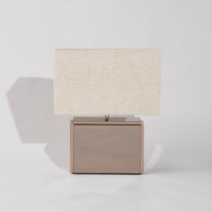 Lámpara rectangular marrón y pantalla de lino