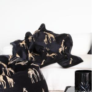 Manta de terciopelo con bordados de jirafas