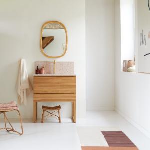 Mueble de baño de teca maciza y terrazo rosa de alta calida…
