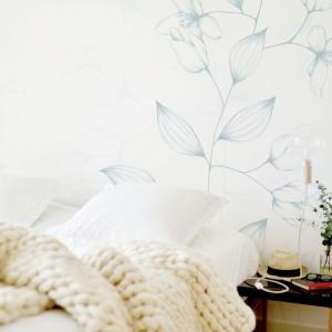 Papel pintado panorámico flores trepadoras verde de gris 30…