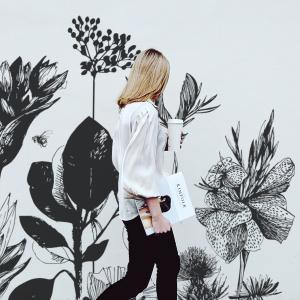 Papel pintado panoramico gráfico de patrón floral blanco y…