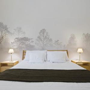 Papel pintado panorámico Paisaje de bosque brumoso, Beige 3…