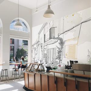 Papel pintado panorámico plaza de pueblo francés verde 375x…