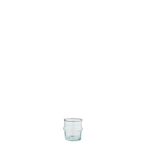 Pequeño vaso de agua de cristal transparente