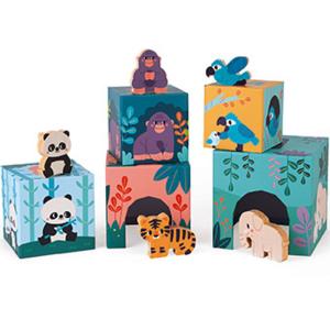 Pirámide y figuritas de madera animales