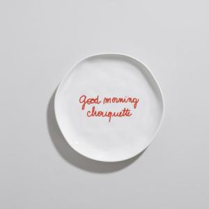 Plato de postre de cerámica blanca y roja